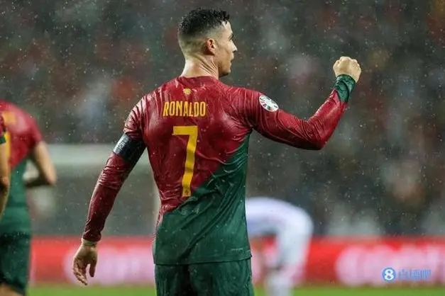 体育游戏-比赛局势复杂引发热议！，C罗在瑞士队比赛中表现优异引发球迷热议的简单介绍-体育游戏